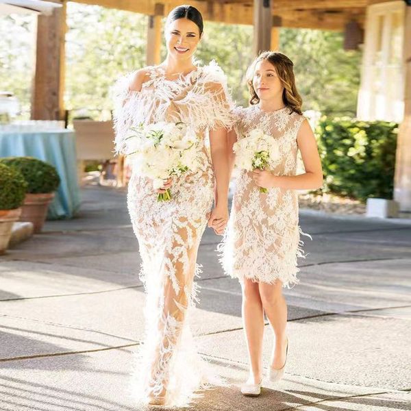 Deslumbrante Lace Joelho Comprimento Júnior Dama de Honra Vestidos de Pena Bainha De Casamento Vestidos De Convidado Curto Coluna Própria de Honra Vestido 2021