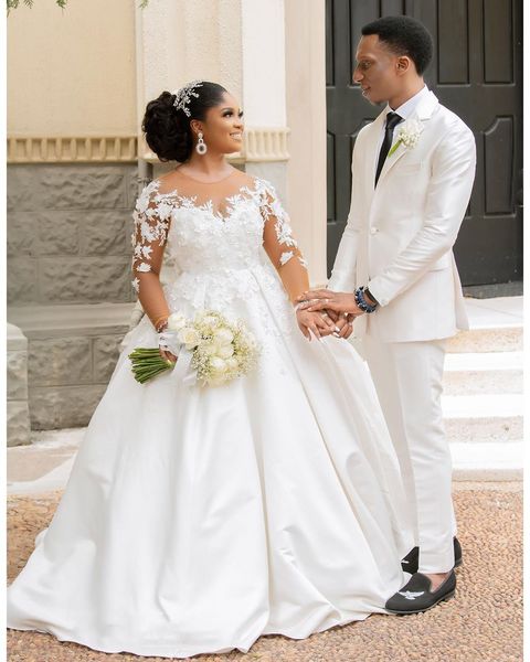 Elegante branco 3d floral uma linha vestidos de noiva vestidos de noiva com mangas compridas nuas grânulos de jóia africano Catin capela jardim noiva vestido plus tamanho 2021 robe de mariée