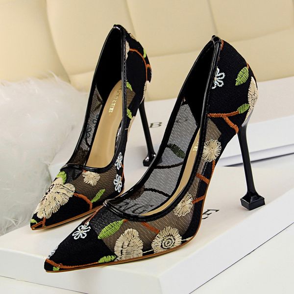 

464748 yards 17175-1 european and american style ultra high heel shallow mouth pointed flower embroidery thread lace mesh hollow nightc, Black