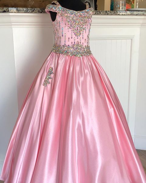 Little Miss Pageant-Kleid für Teenager, Junioren, Kleinkinder 2021, mit AB-Stones-Kristallen, rosa Satin, langes Mädchen-Abschlussballkleid, formelle Partyrosie, schulterfreie Taschen