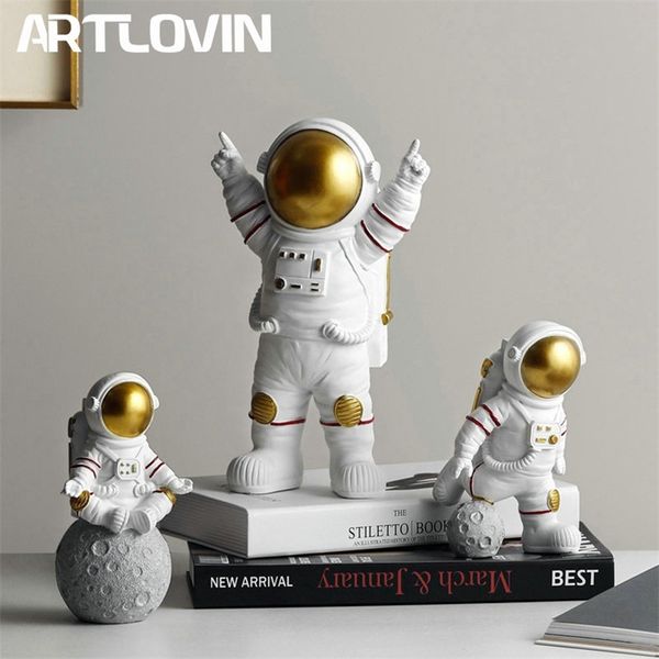 Resina Estatuetas Astronauta Moda Spaceman com Lua Escultura Decorativa Miniaturas Cosmonauta Estátuas Presente Para Homem Namorado 210827