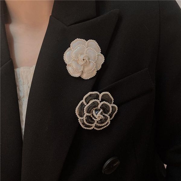 Alfinetes, Broches Amorcome Korea Moda Pérolas Preto Branco Esmalte Camélia Para Mulheres Chic Flor Broche Alfinetes Jóias Casaco Acessórios