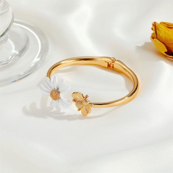 

hand catenary korean fashion geometric opening bee daisy temperament cool bracelet women's jewelry, Golden;silver
