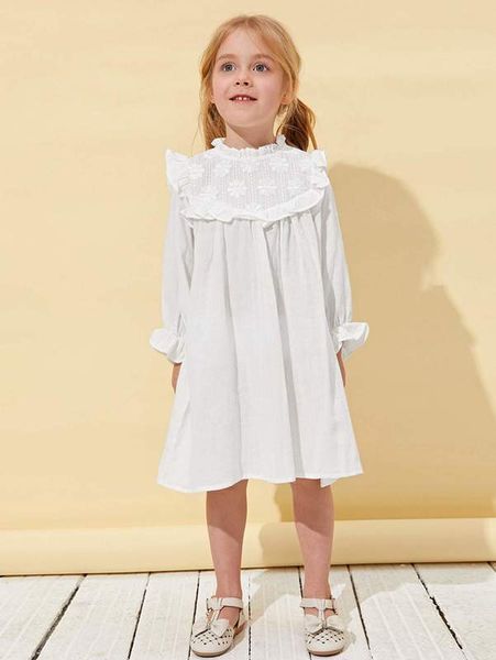 Kittelkleid für Kleinkinder und Mädchen mit Rüschenbesatz und bestickter Passe SIE