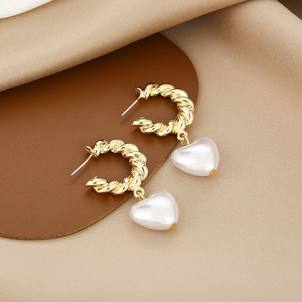 

925 silver needle personalized twist c-shaped love pearl new fashion earrings korean versatile fashion earrings