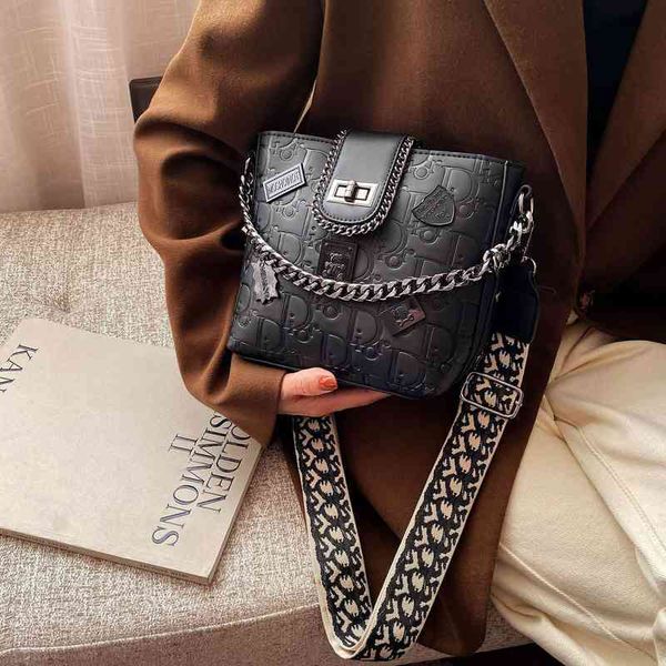 

2022 factory wholesale bag female autumn single shoulder messenger hand-held with simple personality korean super net red bag