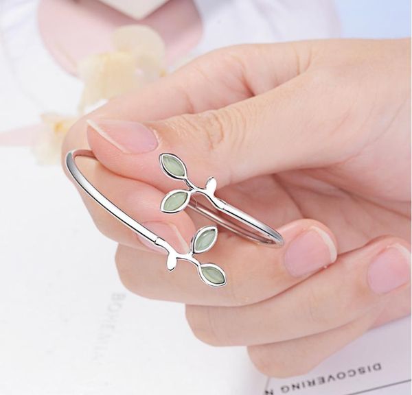 

2021 fashion green bud shape bracelet, stylish versatile opening bangle, Black