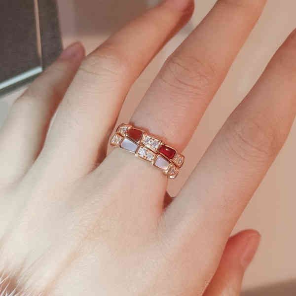 

the new baojia bone ring 925 silver plated 18k rose gold snake shaped white fritillaria red agate grey shell ring