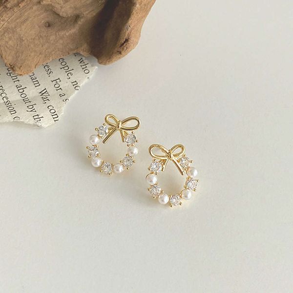 

metal with pearl simple temperament earrings short