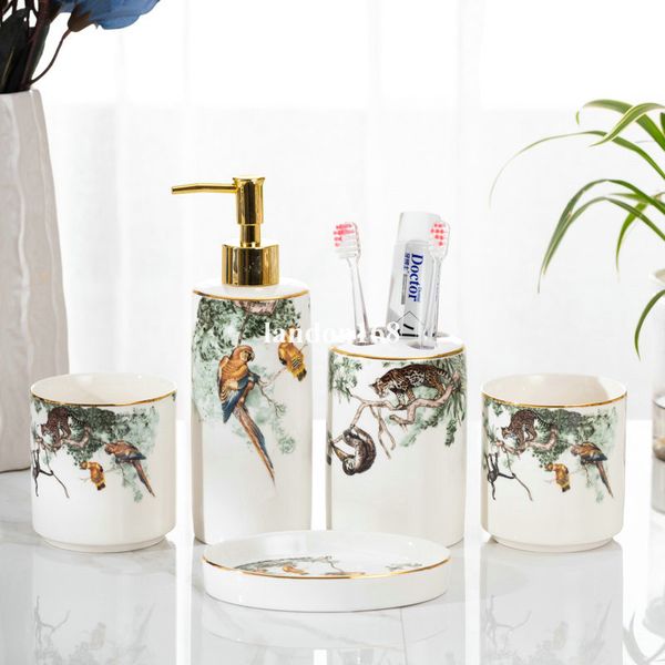 Set da bagno in ceramica Accessori decorativi Portasapone portaspazzolino in cinque pezzi per uso domestico europeo