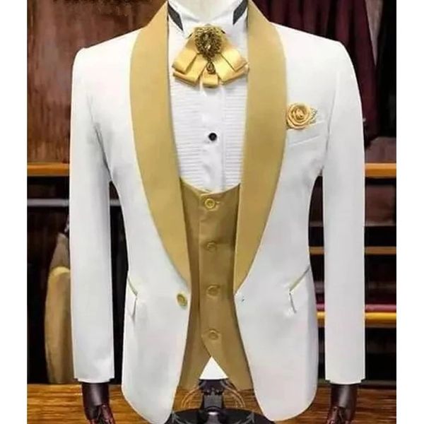 Bonito casamento branco smoking tuxedos formal desgaste com ouro xaile lapel 3 peça personalizado feitos feitos fita homens fatos ajustados colete colete macho moda vestido de noite de festa de festa