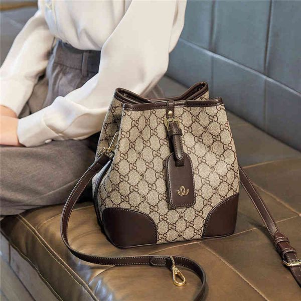 

2022 new factory wholesale contrast color versatile capacity mobile phone portable bucket bag women's messenger single shoulder