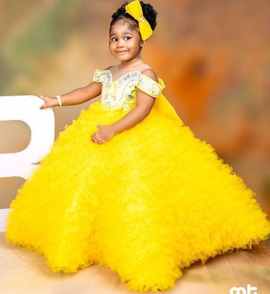2021 Vestidos floridos amarelos luxuosos Vestido de baile com decote translúcido Vestido de baile com contas Cristais Tiers Tule Lilttle Crianças Concurso de aniversário Vestidos de casamento ZJ0465