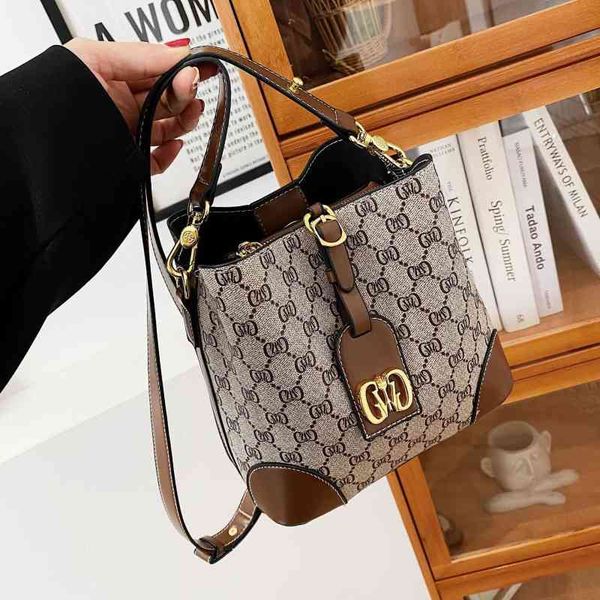 

2022 factory wholesale women's spring tide bucket bag large capacity versatile single shoulder portable messenger bag fashion high-grad