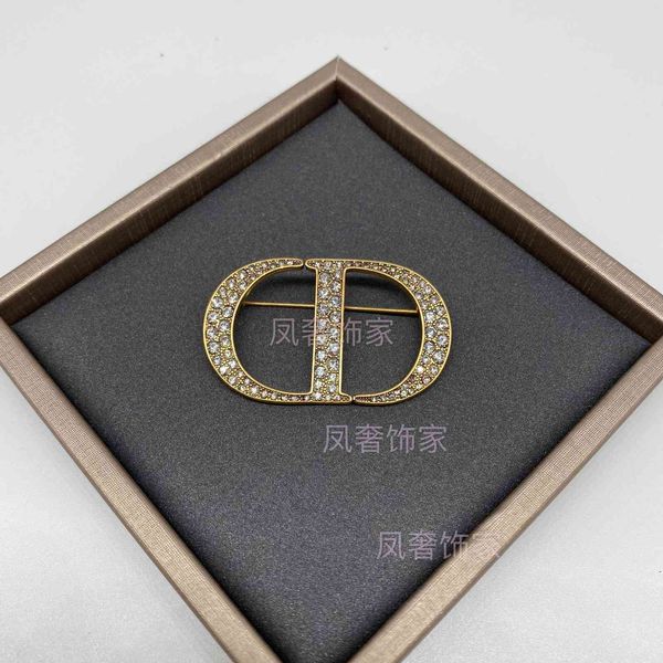 

2021 luxury designer jewelry family's new letter brass spike brooch niche high-end diamond heart-shaped versatile pin female, Gray