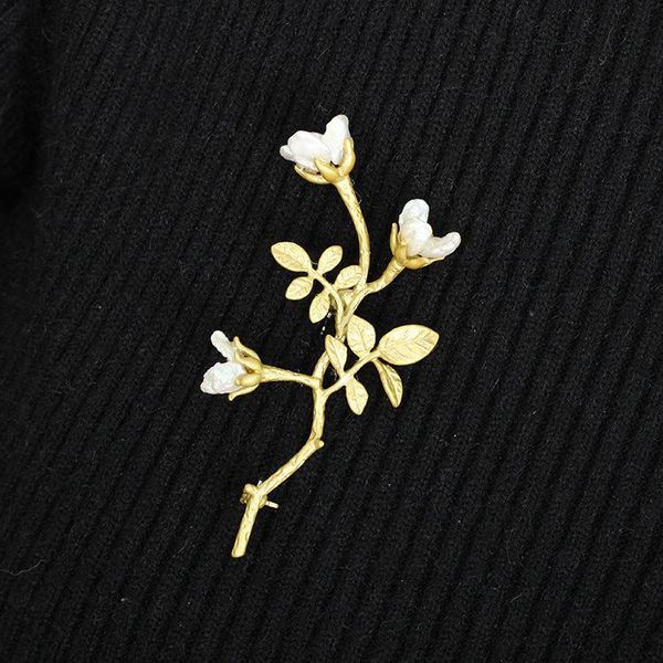

pins, brooches brass natural baraoque pearls golden mini white rose, Gray