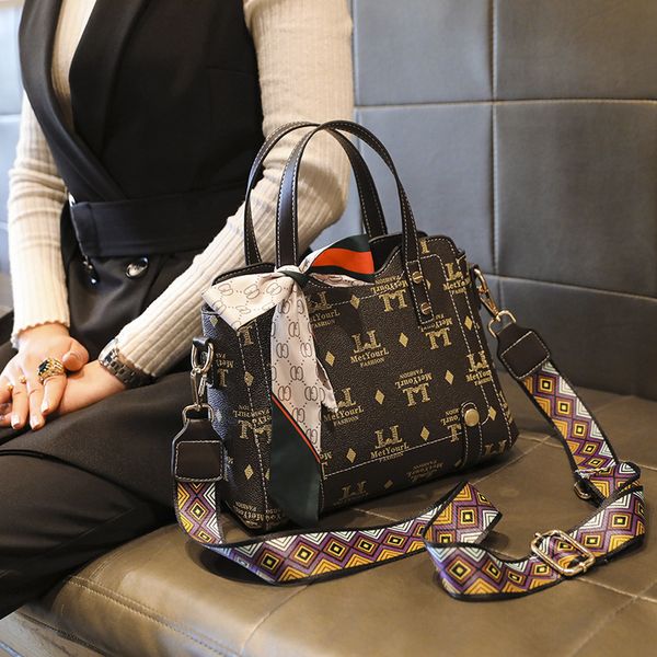 

new handbags women's 2021 trend fashion single shoulder large capacity versatile hand printed messenger bag factory direct sale