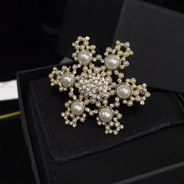 CH Snowflake Brooches Diamantes Populares Pérolas Broche Luxo Bronze Banhado Ouro Vintage Retro Novo Designer Brooch Marca Design AAAAA Copiar Lapela Pins for party