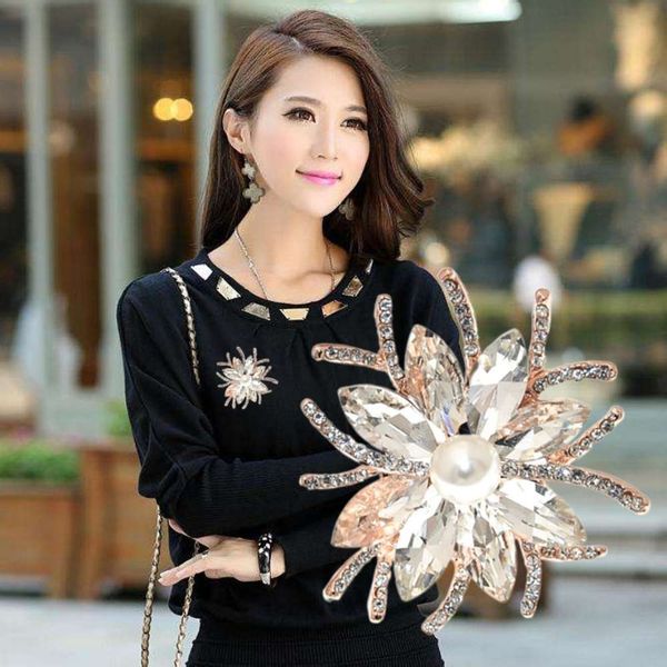 

luxurious flower brooch with rhinestone crystal pin suit accessories alloy brooch, Gray