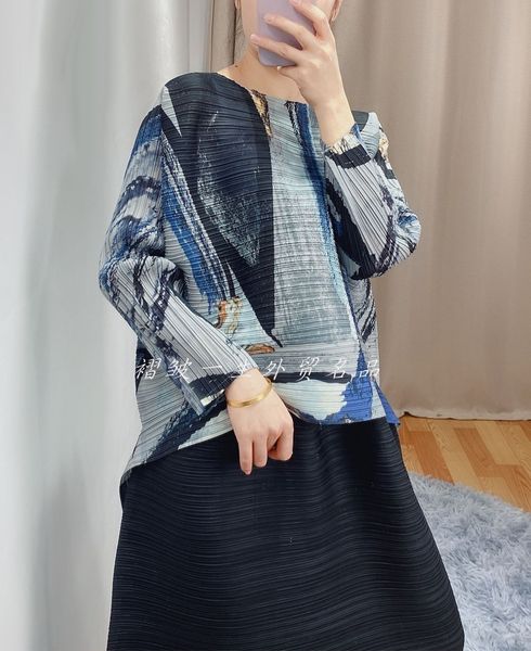 

tracksuits warm miyake fold fashion print the irregular neck t-shirt stock, Gray