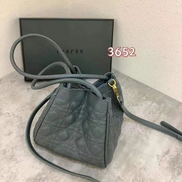 

factory direct sale 75% off striped bucket women's 2021 lattice leisure messenger single shoulder armpit bags