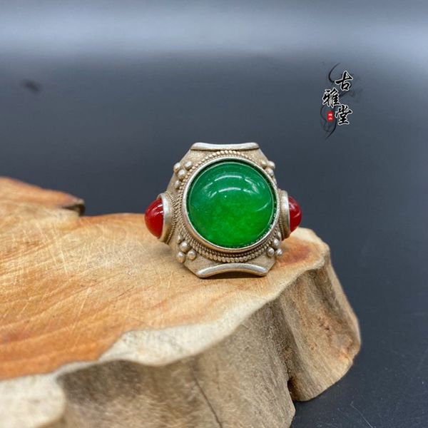 Antico anello fatto a mano in argento con giada rossa e smeraldo con anello di apertura verde smeraldo