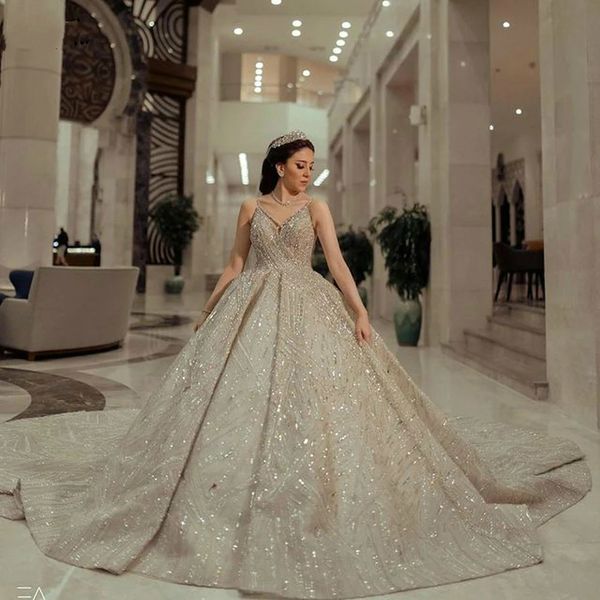 Stunning Spaghetti Ball Gown Abiti da sposa in cristallo perline con scollo a V Sequins su misura Abiti da sposa Vestido De Novia