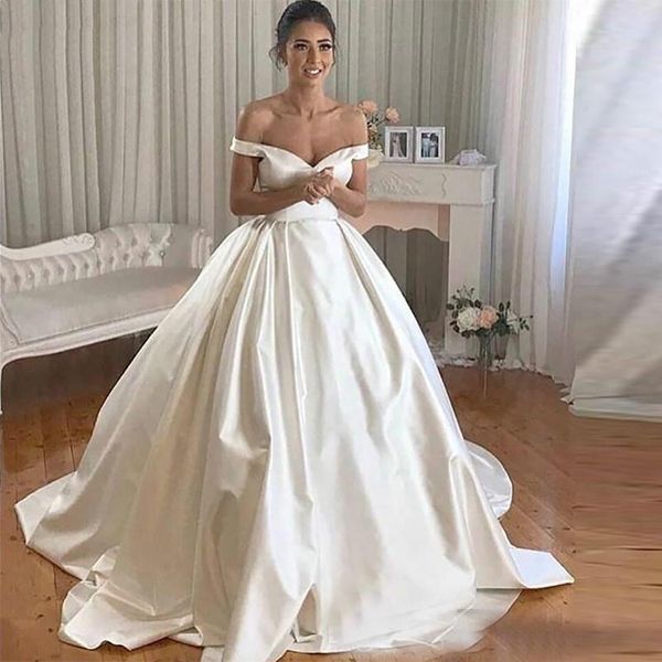 2021 Abiti da sposa vintage in raso semplici con spalle scoperte Abito da ballo Abito da sposa Cappella Treno Abiti da sposa Bottoni Indietro Vestido De Noiva Taglie forti