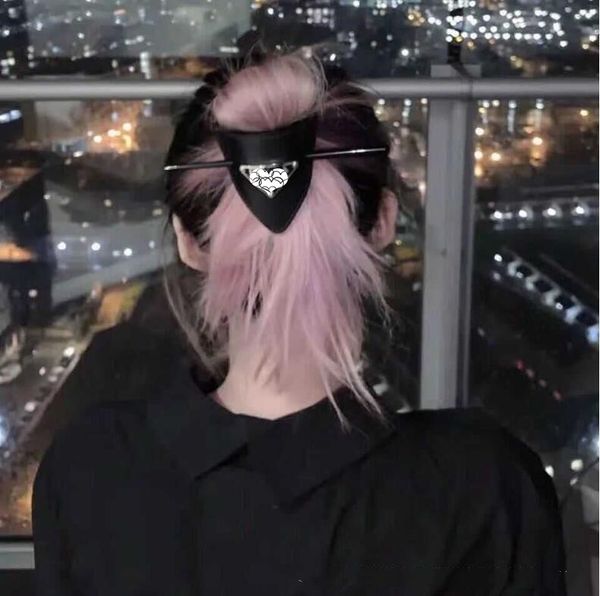 

2020 new products are on the shelves of high-quality leather triangle hairpins with black and white leather letter hairpins, for gift partie, Golden;silver