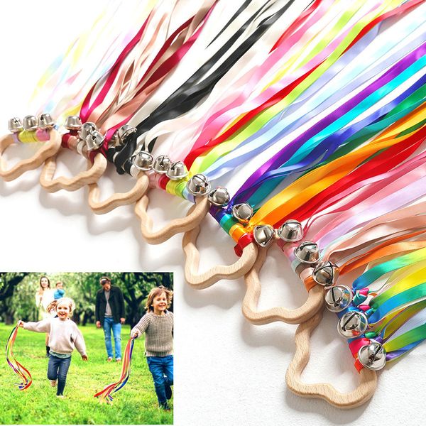 Rainbow Hand Kite Ribbon Runner Runner Streamer con sonaglio Legno Potrebbe figura a stella Dancing Wind Wand Toy Learning educational Sensory Toys per la festa di compleanno