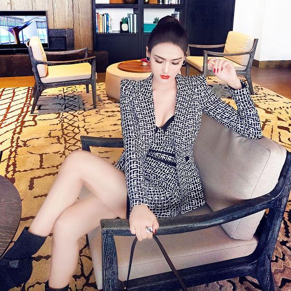 

two piece dress suit skirt female 2021 autumn french short jacket fashion bag hip two-piece, White
