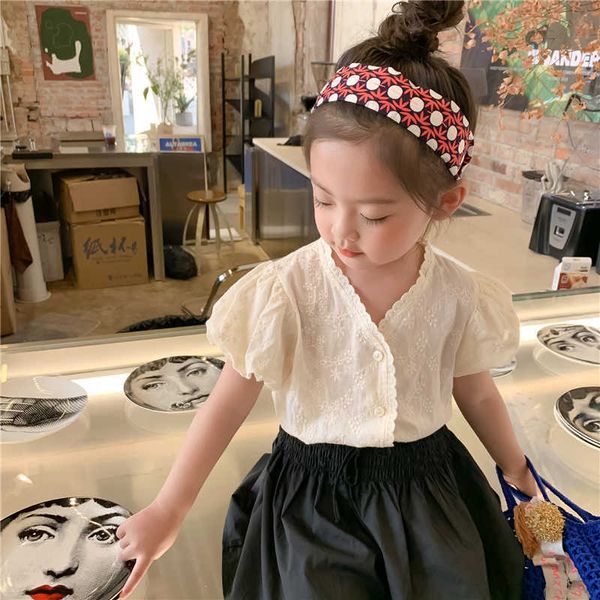 Summer Girls Cute Lace Embroidery Floral Little Princess Camicie Kids Casual Puff Sleeve con scollo a V Top 210615