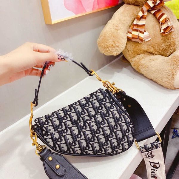 

version saddle bag, embroidered women's 2021 new autumn and winter star, the same type of messenger one shoulder leisure bag