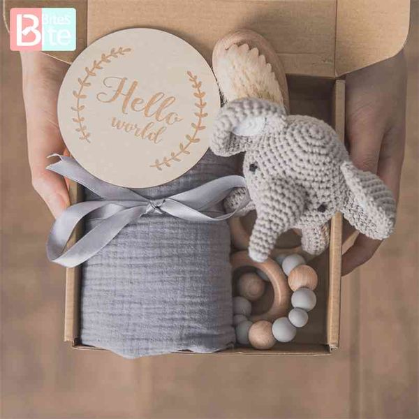 Toalha bebê nascido banho brinquedo conjunto de presentes caixa de algodão duplo algodão cobertor de madeira pulseira bracelete brinquedos de crochet produto presente 210728