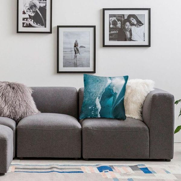 

deborah-diem-ds_npvoazro-unsplash pillow