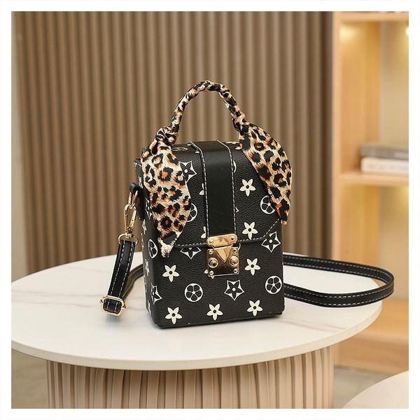 

bag women's single shoulder bag early new messenger hand cover small square purse outlet