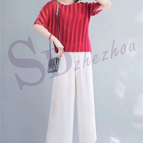 

knits miyake fold solid short sleeve fashion o-neck twill t-shirts, White