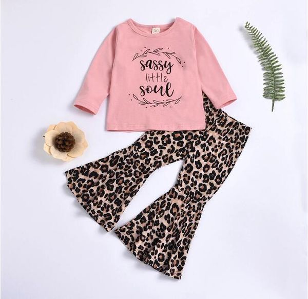 Set di abbigliamento per bambina appena nato T-shirt con scollo tondo con stampa di lettera unica Pantaloni a tromba elastici leopardati 2 pezzi Abiti alla moda