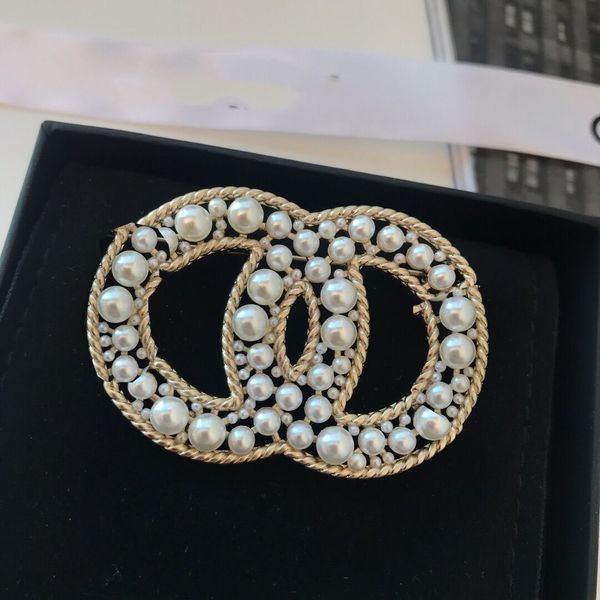 

small fragrant, exquisite pearl, hollow brooch, sweet and charming temperament, all match, simple and generous personality., Gray