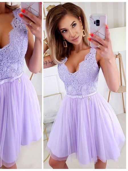 Modisches Design, hellviolettes Abschlusskleid mit Spitzenapplikationen, A-Linie, kurzes Heimkehr-Partykleid, Robe de Soiree, nach Maß