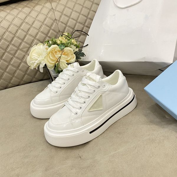 Alta qualidade Mulheres vestir sapatos de couro fivela de fivela casual designers de plataforma mocassins fashion ladies tênis de luxo deslizando escorregadia plana preta branca