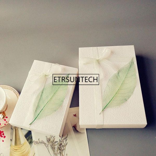 

gift wrap white candy box with green leaf dessert macarons boxes pastry tea cosmetic makeup packaging