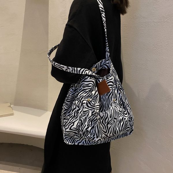 

foreign style fashionable leopard print diagonal bag large capacity one shoulder shopping canvas women's cloth, Black;red
