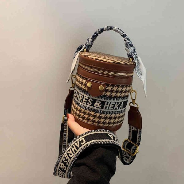

2022 factory wholesale popular minority design advanced sense large capacity contrast color hand fashion single shoulder women's bag