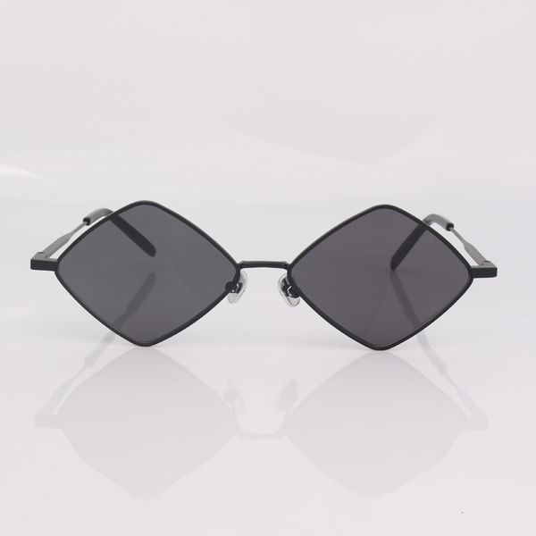 

black frame quadrilateral sunglasses women grey lenses women fashion retro sunglassee, White;black