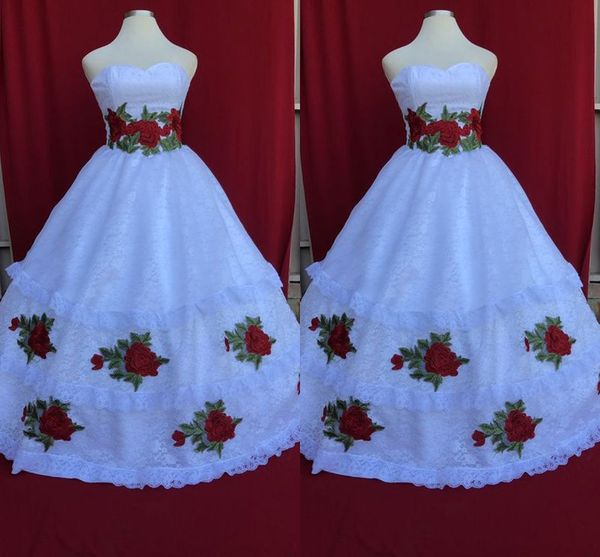 2022 Hübsche weiße Quinceanera-Kleider mit Blumenmuster, roten Applikationen, Ballkleidern, Rüschen, drei Schichten, trägerlos, für den Abschlussball, Sweet-16-Kleid mit Schnürung
