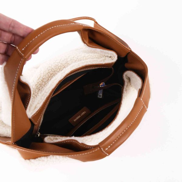 

ins plush women's bag autumn and winter hand-held lady lamb hair veet, Black;red