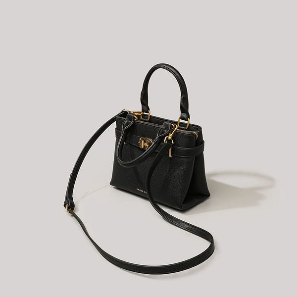 

2021zara 2021 new fashion french niche design advanced sense small bag leisure messenger girl