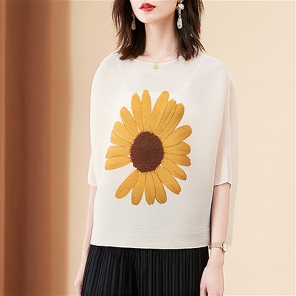 

knits miyake fashion loose batwing sleeve fold in daisy print t-shirt stock, White