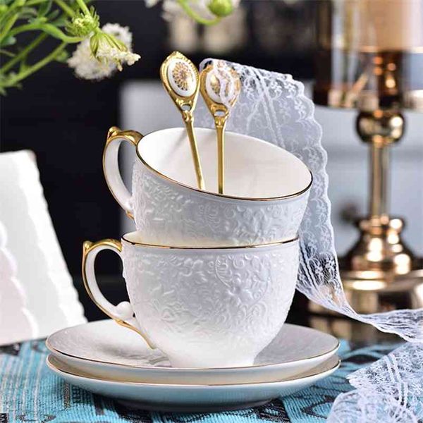 Tazza da caffè e piattino in ceramica Set Tazze da tè di fiori di lusso con tazza da tè pomeridiana squisita di lusso in rilievo dorato con cucchiaio 210804